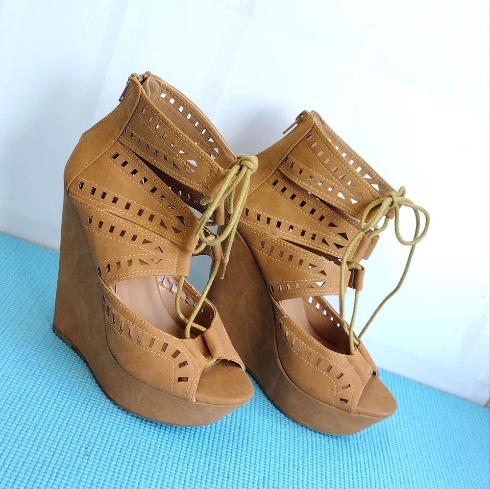 Charlotte Russe Tan Platform Wedges - Picture 2 of 9